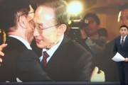 东华摘易李明博、朴槿惠给金文洙打气 鼓励其争取赢得韩国大选