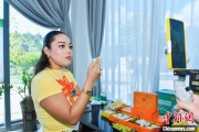 东华摘易泰国主播品三亚榴莲：“尝到了家乡味”