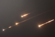 东华摘易伊朗以导弹齐射回应以色列的大规模袭击