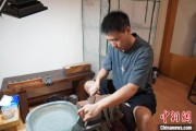 东华摘易成都“90后”小伙“十年磨一剑”：从爱好者到守艺人 传播中国文化