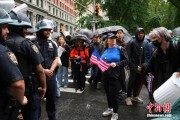东华摘易美国多地举行“没有国王”抗议活动