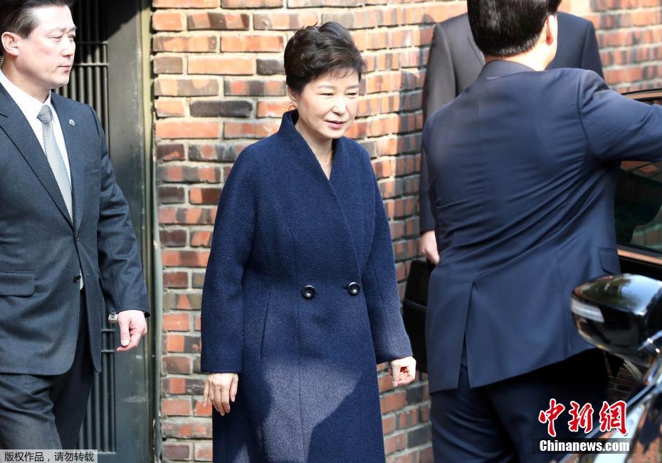 当地时间3月21日，韩国检察厅特别调查本部于21日上午9时30分传唤前总统朴槿惠，对她受贿、滥用职权等嫌疑进行调查，朴槿惠将成为韩(🆖)国宪(😅)政史上第四位被检方传讯的总统。图为朴槿惠在安保人员的保护下离开居住地。
